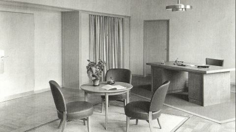Bürozimmer mit Stühlen und Tisch